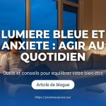 Lecture sur canapé le soir, lampe ambre; overlay bleu, titre LUMIERE BLEUE ET ANXIETE, bouton